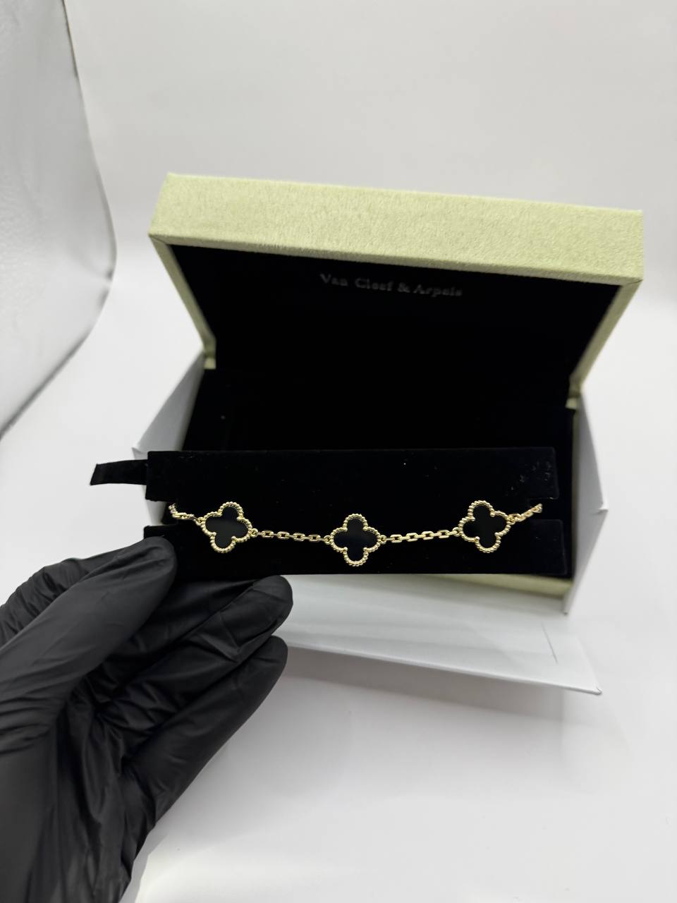 Van Cleef Negra Con Oro