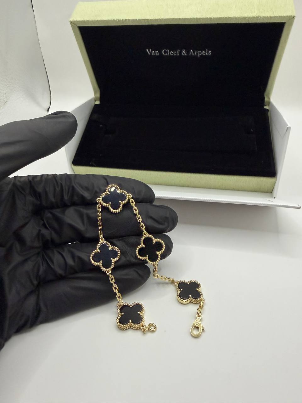 Van Cleef Negra Con Oro