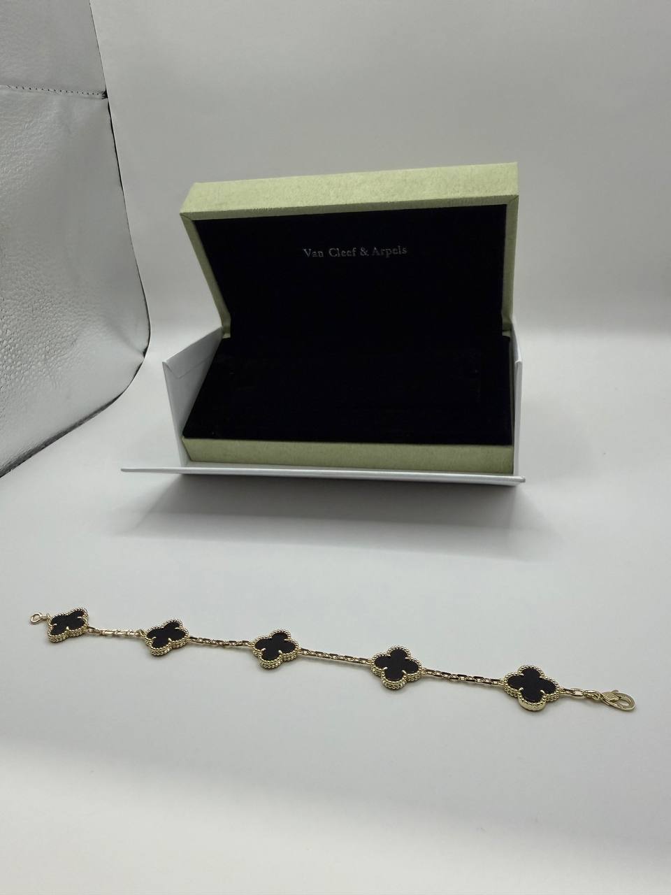 Van Cleef Negra Con Oro